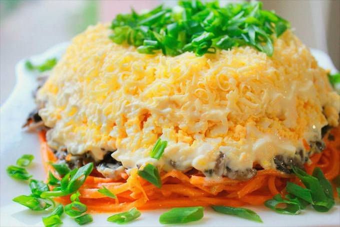 Слоёный салат с курицей, сыром и корейской морковью - Лайфхакер