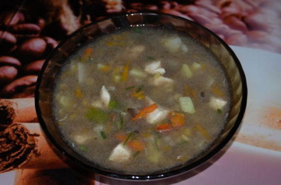 Гороховый суп с курицей и грибами