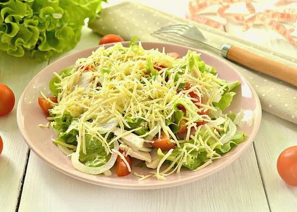 Легкий салат с курицей, сыром и сочными листьями салата