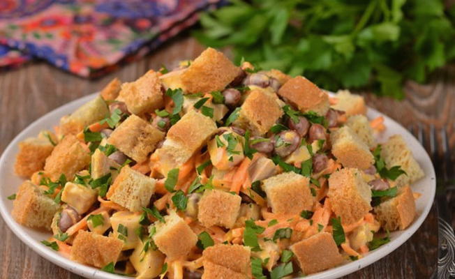 Салат с сухариками, фасолью и корейской морковью - рецепт с фото на Пошагово ру