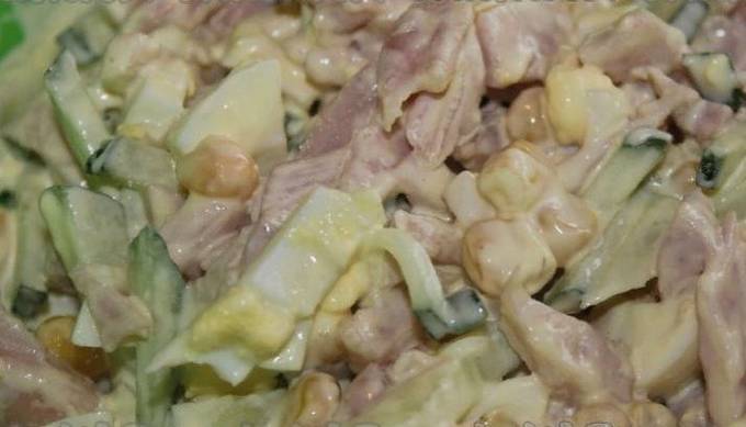 Салат с копченой курицей, кукурузой и грибами