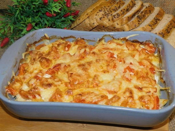 Картофельная запеканка с курицей, сыром и помидорами в духовке