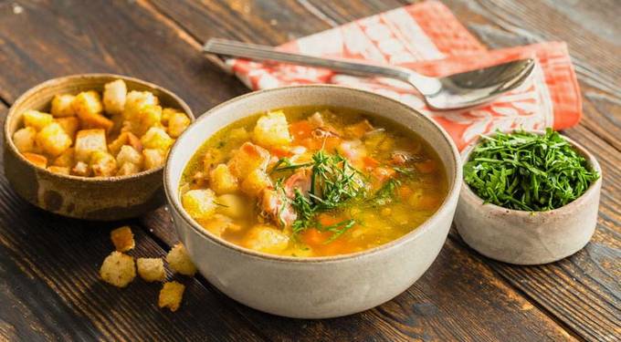Суп гороховый с копченостями, ребрышками и картошкой в кастрюле
