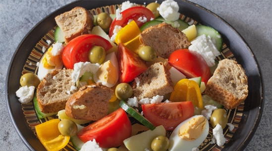 Греческий салат с фетаксой и сухариками