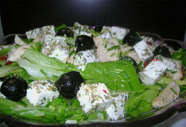 Греческий островной салат с курицей и авокадо