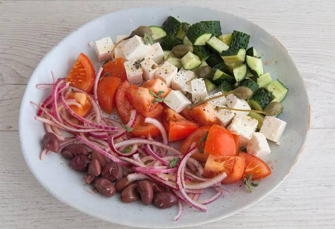 Классический греческий салат с брынзой и оливками