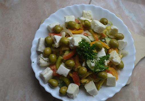 Греческий салат с брынзой классический
