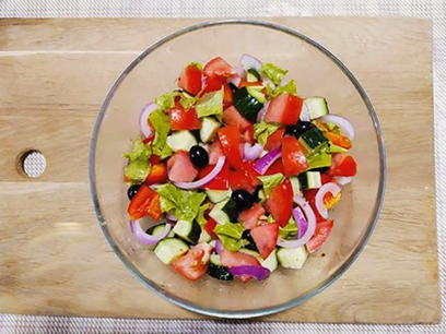 Греческий салат с фетаксой и помидорами