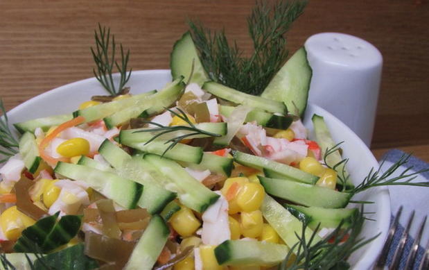 Салат с крабовыми палочками, кукурузой, морской капустой и огурцом