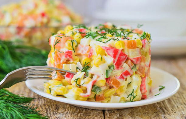 Салат из кальмаров с кукурузой и яйцом: рецепт с фото, секреты приготовления (+отзывы)