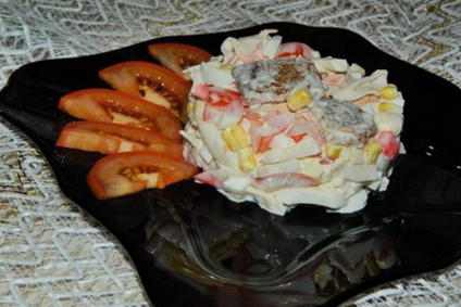 Крабовый салат с кукурузой, яйцом и сухариками