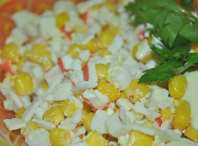 Крабовый салат с кукурузой, яйцом и майонезом