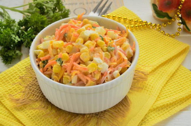 Крабовый салат с кукурузой, яйцом и корейской морковью