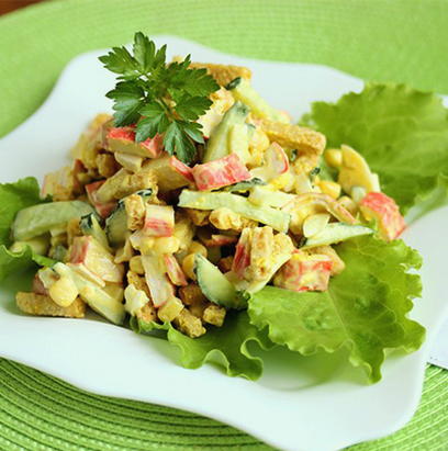 Крабовый салат с кукурузой, яйцом и кириешками