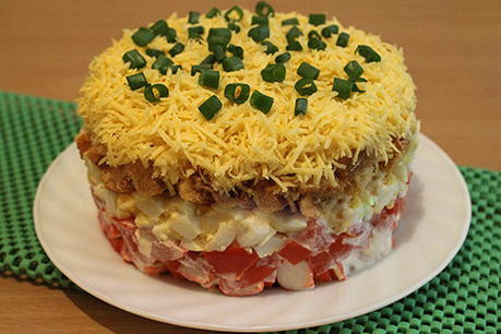 Слоеный салат с крабовыми палочками (вкусно и просто) - пошаговый рецепт с фото на вороковский.рф