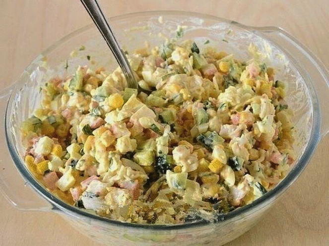 Крабовый салат с кукурузой, огурцом, яйцом и сухариками
