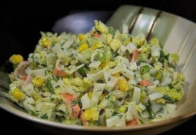 Четыре рецепта салатов с крабовыми палочками и пекинской капустой