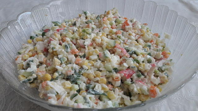Крабовый салат с кукурузой, огурцом и яйцом