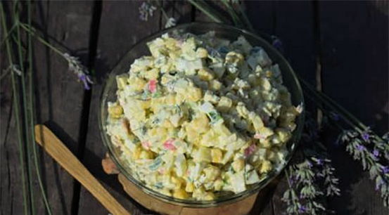 Салат с крабовыми палочками, кукурузой и картошкой