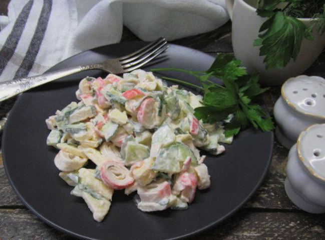 Крабовый салат с яйцами, яблоком и кукурузой — рецепт с фото пошагово