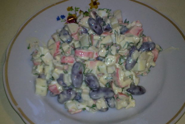 Салат с крабовыми палочками, фасолью, огурцом и яйцом