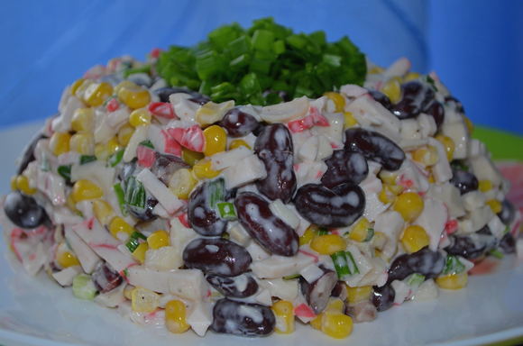Салат с крабовыми палочками, кукурузой и фасолью