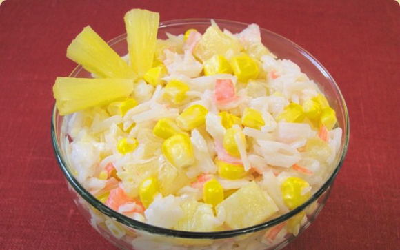 Салат с крабовыми палочками, кукурузой и ананасом