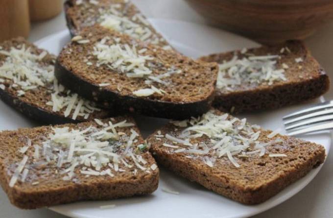 Гренки с чесноком из черного хлеба на сковороде рецепт с фото пошагово