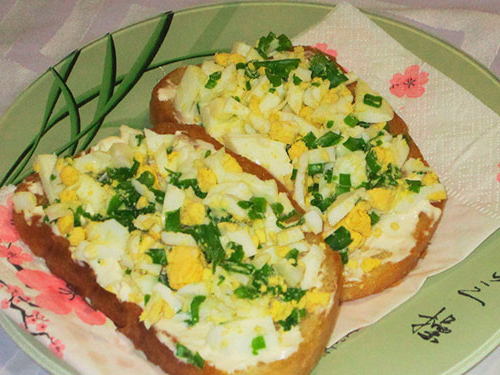 Гренки с чесноком, сыром и яйцом на сковороде