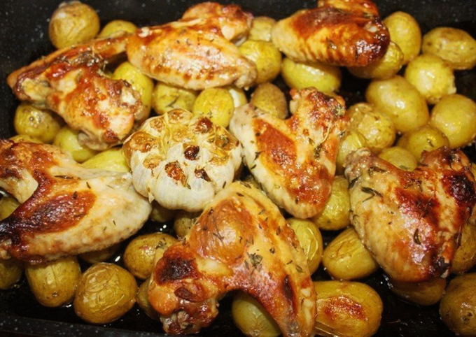 Куриные крылья с картофелем в духовке
