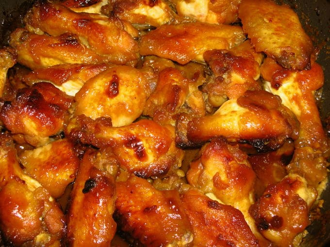 Куриные крылышки в медовой глазури и соевым соусом в духовке