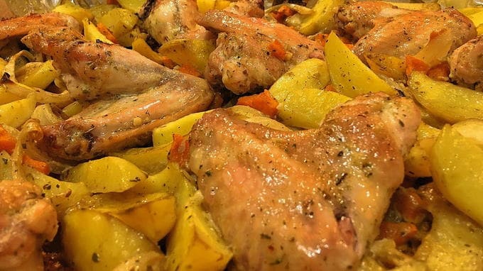 Ароматные куриные крылышки, запеченные в духовке с кабачком и картофелем