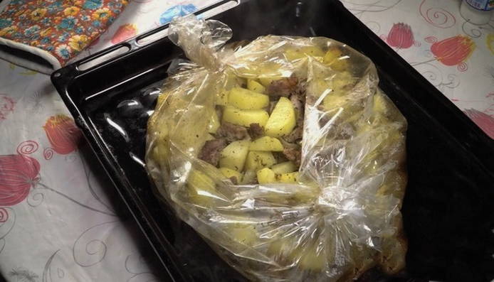 свинина в духовке с овощами и картошкой в рукаве рецепт кусочками | Дзен