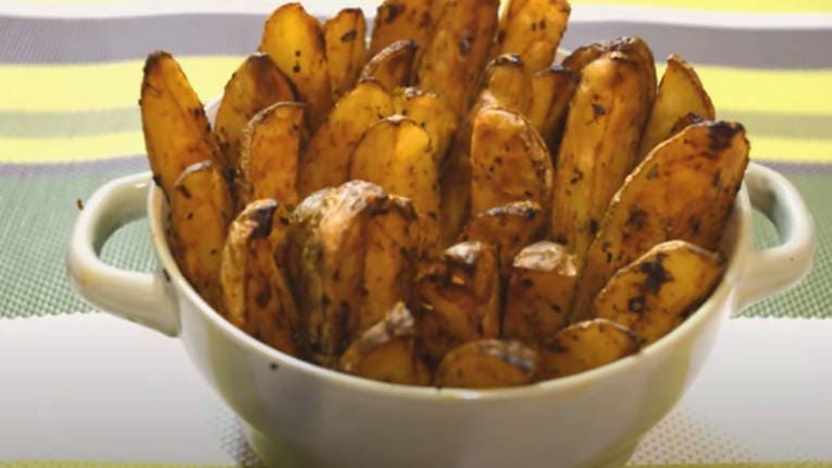 Картошка дольками в духовке с чесноком и сметаной