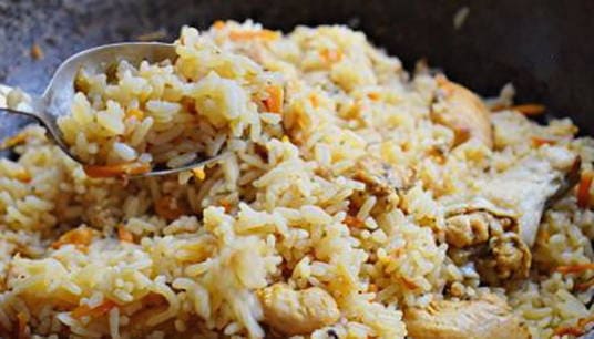 Плов с пропаренным рисом и курицей на сковороде