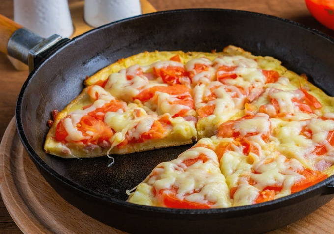 Пицца с колбасой, помидорами и сыром на сковороде