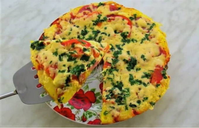 Пицца с яйцом, колбасой и сыром и помидорами на сковороде