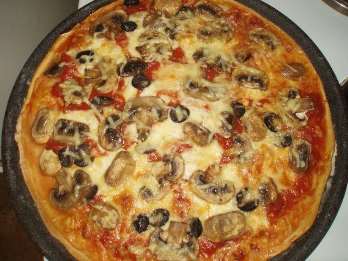 Пицца с грибами, колбасой и помидорами