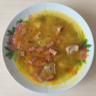 Гороховый суп с копченой колбасой и мясом