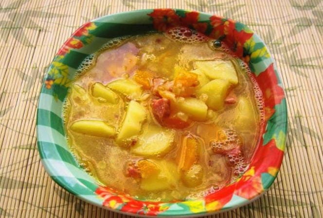 Гороховый суп с сырокопченой колбасой
