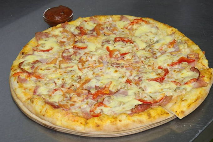Пицца на кефире с сыром и помидорами в духовке