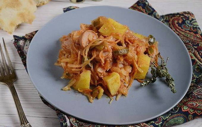 Рецепт тушеной капусты с картошкой и сосисками.