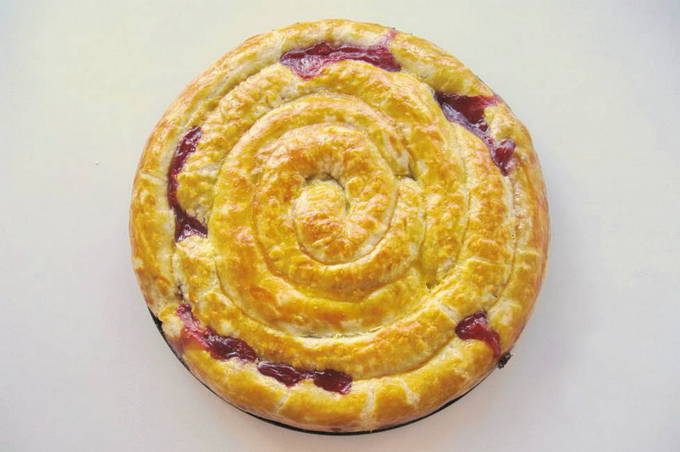 Пирог с вишней из слоеного дрожжевого теста