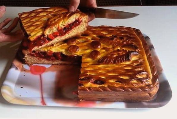 Открытый пирог с ягодами из дрожжевого теста в духовке