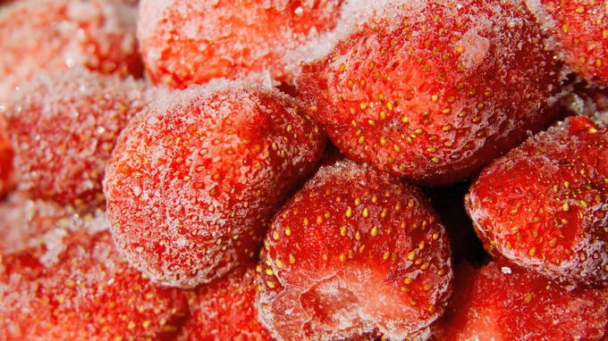 Как заморозить целую клубнику с сахаром