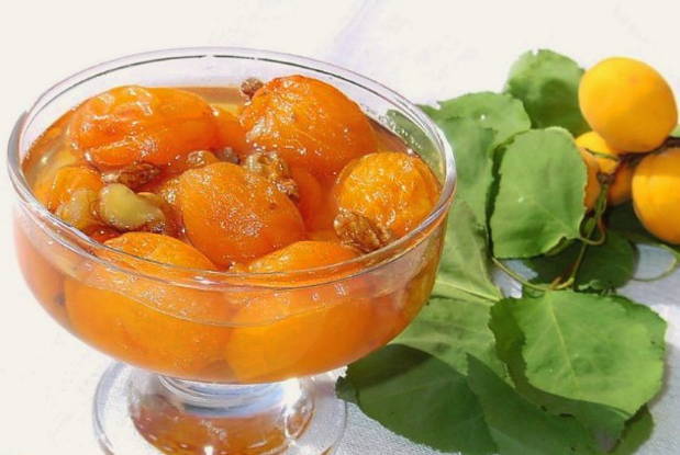 Варенье из абрикосов с грецкими орехами, лимоном и апельсином