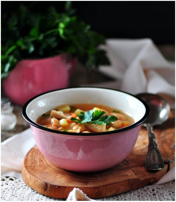 Суп с консервированной фасолью в томатном соусе