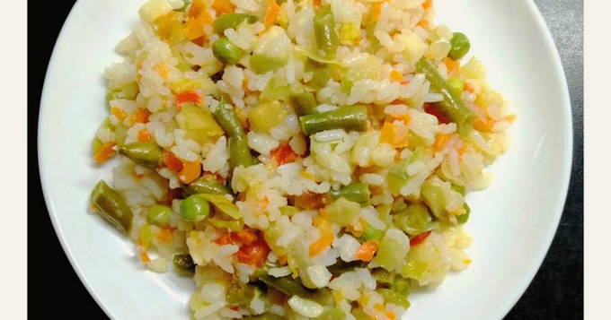 Рис с овощами по-китайски с яйцом