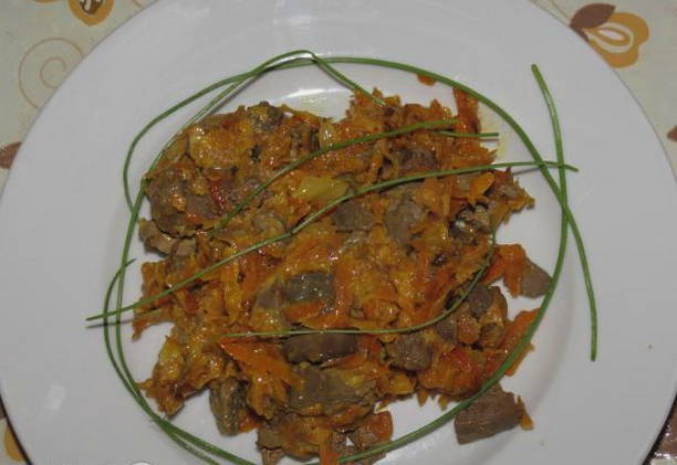 Салат из куриной печени с морковью и луком