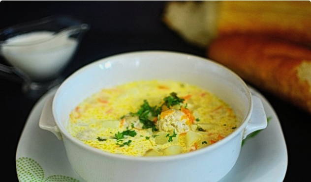 Сливочный суп с фрикадельками и плавленым сыром